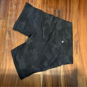 Lululemon Athletica Black camo shorts size 6